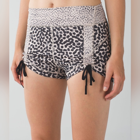 lululemon athletica Pants - Lululemon Athletica Beige Patterned Shorts